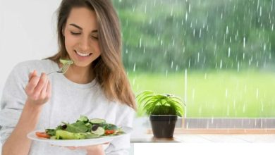 मानसून में पौष्टिक भोजन करती महिला