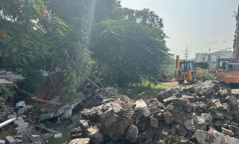 हबीब नगर में नाले पर बने अवैध निर्माणों पर चला बुलडोज़र