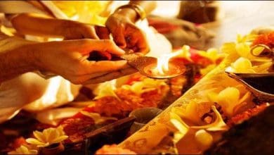 पिंडदान करते व्यक्ति की तस्वीर, पितरों की शांति के लिए किया जाने वाला धार्मिक कर्म