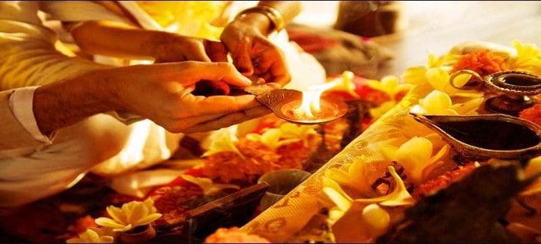 पिंडदान करते व्यक्ति की तस्वीर, पितरों की शांति के लिए किया जाने वाला धार्मिक कर्म