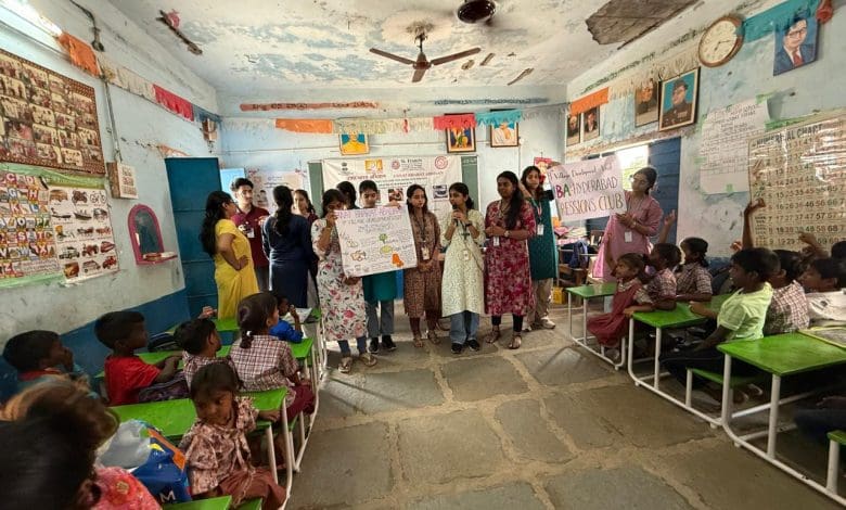 उन्नत भारत अभियान जागरूकता कार्यक्रम में छात्राओं ने पौषण, मानसिक स्वास्थ्य और महिला सशक्तिकरण पर जानकारी दी।