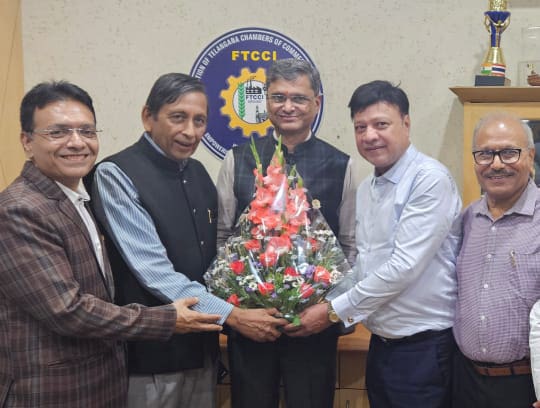 एफटीसीसीआई अध्यक्ष चुने जाने पर आर. रवि कुमार को बधाई देते राजेंद्र अग्रवाल व अन्य। 
