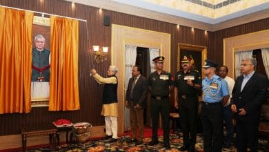 कारगिल विजय दिवस समारोह में राज्यपाल द्वारा पूर्व सैनिकों को सम्मानित करते हुए