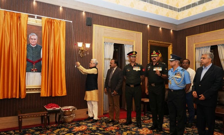 कारगिल विजय दिवस समारोह में राज्यपाल द्वारा पूर्व सैनिकों को सम्मानित करते हुए