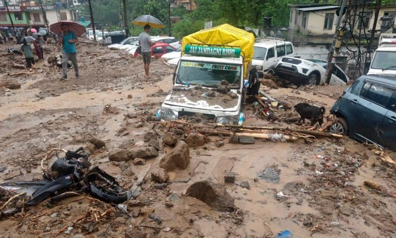 हिमाचल के मंडी में आई बाढ़ के बाद तबाही का मंजर