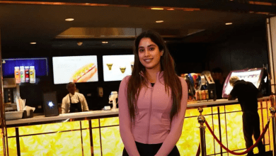 हैदराबाद के मॉल में निर्देशक बुच्ची बाबू साना के साथ नजर आईं जान्हवी कपूर