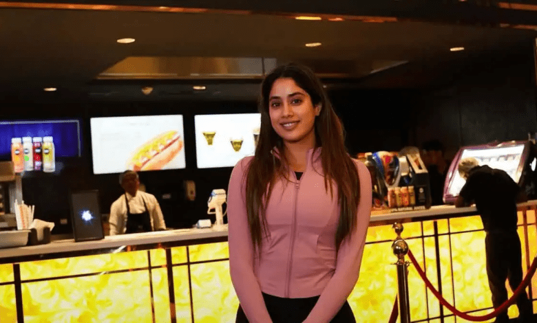 हैदराबाद के मॉल में निर्देशक बुच्ची बाबू साना के साथ नजर आईं जान्हवी कपूर