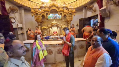 सिद्धार्थ मल्होत्रा सिद्धिविनायक मंदिर में मां संग पूजा करते हुए