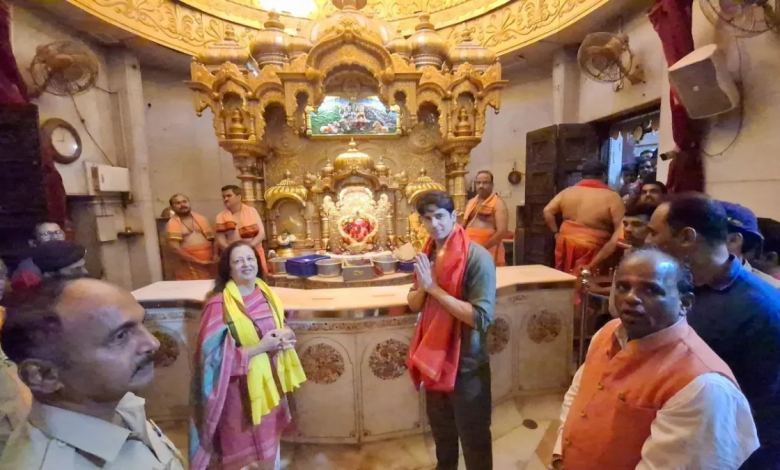 सिद्धार्थ मल्होत्रा सिद्धिविनायक मंदिर में मां संग पूजा करते हुए