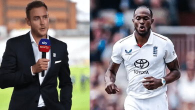 जोफ्रा आर्चर इंग्लैंड के लिए गेंदबाजी करते हुए