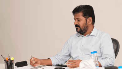 मुख्यमंत्री रेवंत रेड्डी MA&UD अधिकारियों के साथ समीक्षा बैठक करते हुए