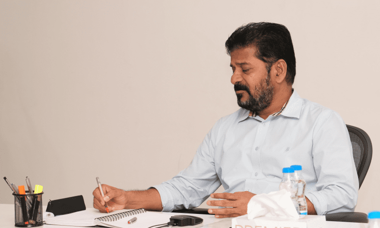 मुख्यमंत्री रेवंत रेड्डी MA&UD अधिकारियों के साथ समीक्षा बैठक करते हुए