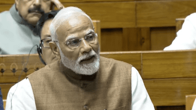 लोकसभा में ऑपरेशन सिंदूर पर पीएम मोदी भाषण देते हुए मंच पर