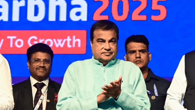 नितिन गडकरी पुरस्कार ग्रहण करते हुए