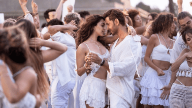 Kiara Advani और Hrithik Roshan ‘Aavan Jaavan’ गीत की तस्वीर में सफेद परिधान में