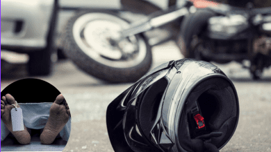 कामारेड्डी में सड़क हादसे के बाद टूटी हुई बाइक और पहुंची पुलिस