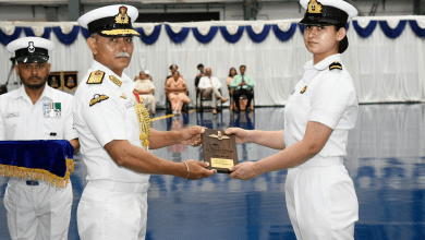 INAS 551 में BHKCC दूसरे बैच के नाविकों को Wings of Gold पहनाते Rear Admiral Jha