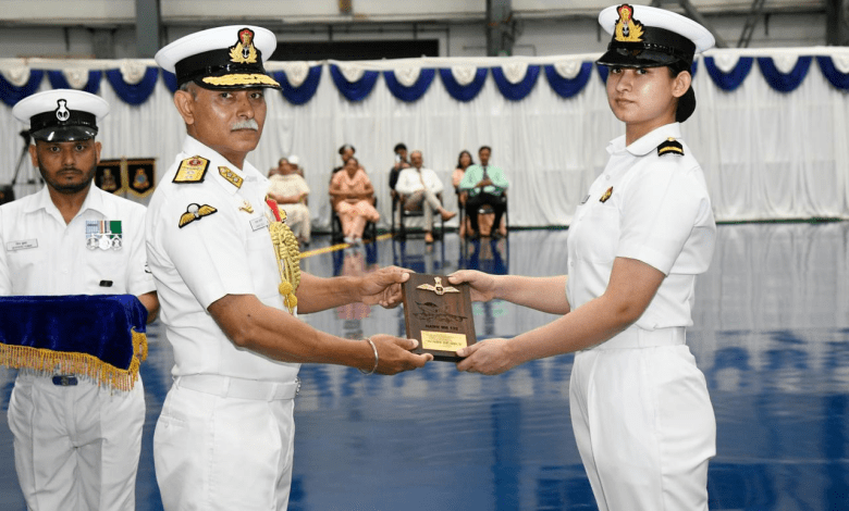 INAS 551 में BHKCC दूसरे बैच के नाविकों को Wings of Gold पहनाते Rear Admiral Jha