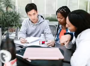 विद्यार्थी विदेश पढ़ाई के लिए खरीदते हैं बैकपैक और किताबें