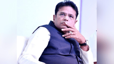 श्रीधर बाबू Meeseva पोर्टल के मंच पर बाजार मूल्य व स्लॉट बुकिंग बताते हुए