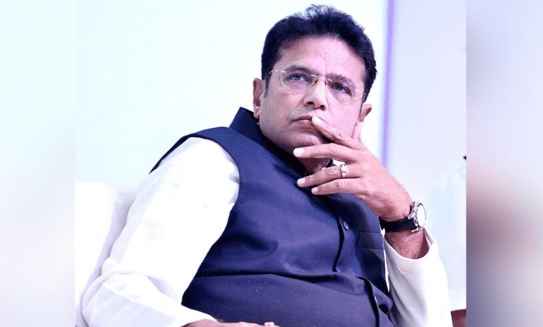 श्रीधर बाबू Meeseva पोर्टल के मंच पर बाजार मूल्य व स्लॉट बुकिंग बताते हुए