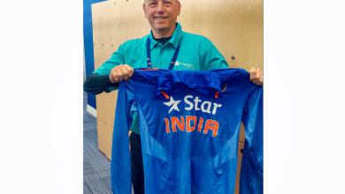 भारतीय कप्तान एमएस धोनी ने एंड्रयू साइम्स को 50वें जन्मदिन पर जर्सी गिफ्ट की।