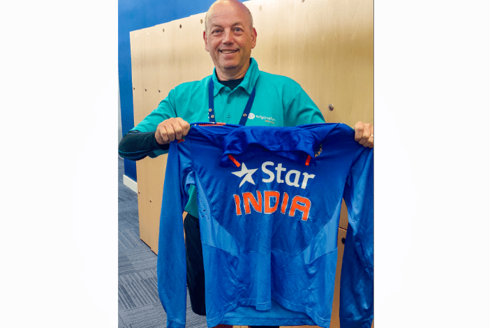 भारतीय कप्तान एमएस धोनी ने एंड्रयू साइम्स को 50वें जन्मदिन पर जर्सी गिफ्ट की।