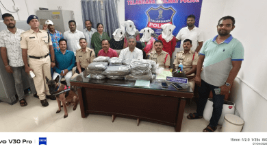 सिकंदराबाद रेलवे स्टेशन पर गांजा तस्करी करते पकड़े गए आरोपी और बरामद गांजा।