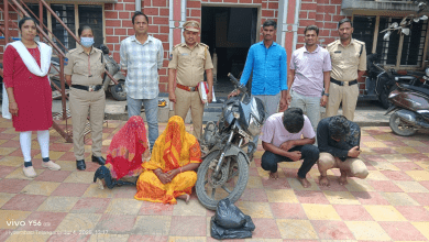 धूलपेट में गांजा बरामदगी के बाद आरोपियों को गिरफ्तार करती आबकारी पुलिस