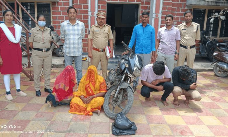धूलपेट में गांजा बरामदगी के बाद आरोपियों को गिरफ्तार करती आबकारी पुलिस