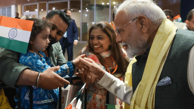 मोदी रियो डी जनेरियो में हाथ जोड़कर आभार व्यक्त करते हुए।