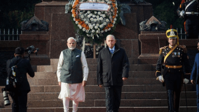 पीएम मोदी जनरल जोस डे सैन मार्टिन की प्रतिमा पर पुष्पांजलि अर्पित करते हुए।