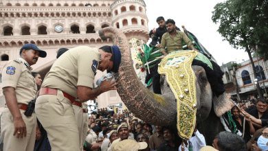 चारमीनार पर मोहर्रम के जुलूस में सुरक्षा व्यवस्था का जायजा लेते पुलिस अधिकारी