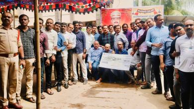 एसआई अशोक के परिजनों को आर्थिक सहायता देते पुलिस बैचमेट्स