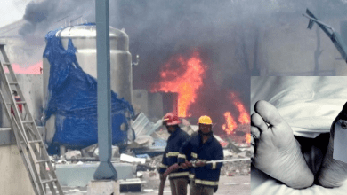 सिगाची इंडस्ट्रीज विस्फोट के बाद राहत और बचाव कार्य करते अधिकारी