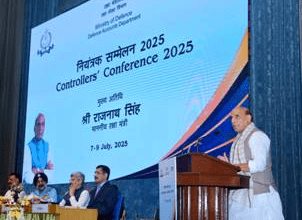 राजनाथ सिंह DRDO सम्मेलन में बोलते हुए, रक्षा बजट पर जोर देते हुए