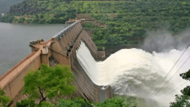 श्रीशैलम बांध से छोड़े जा रहे पानी का दृश्य