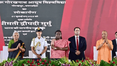 राष्ट्रपति मुर्मू गोरखपुर में 'एक पेड़ माँ के नाम' अभियान के दौरान पौधा लगाती हुईं