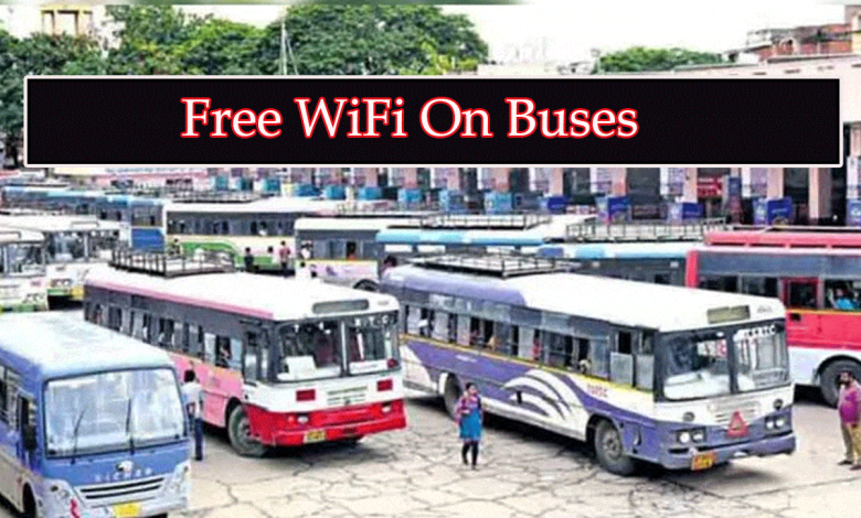 तेलंगाना RTC की बस में फ्री वाईफाई सुविधा उपयोग करते यात्री