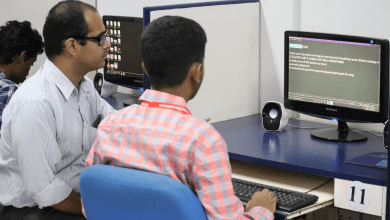 हैदराबाद के दृष्टि पुनर्वास केंद्र में कंप्यूटर पर प्रशिक्षण लेते दृष्टिबाधित लोग