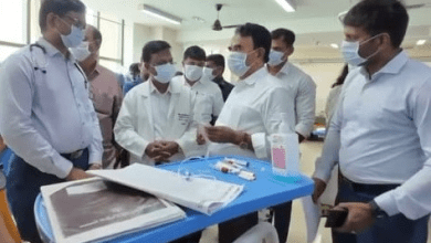 अस्पताल में मरीजों से बात करते आबकारी मंत्री की तस्वीर