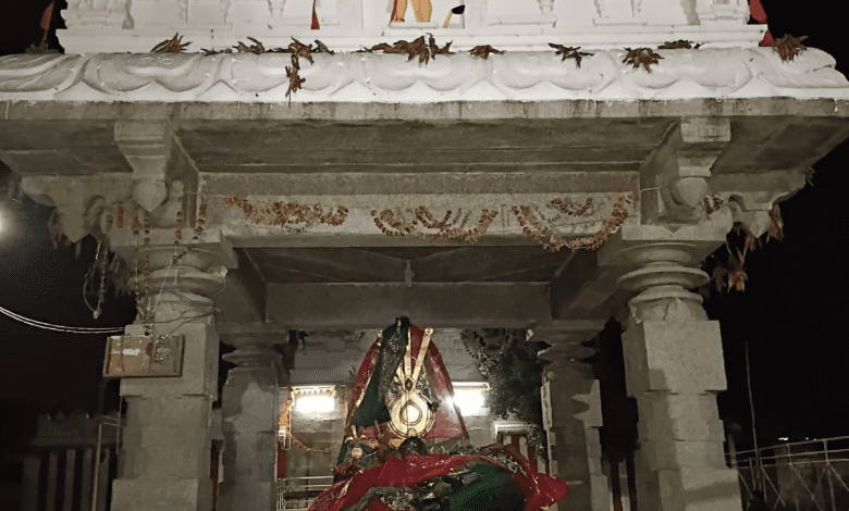 मंदिर परिसर में मोहर्रम पर रखे गए पीर की तस्वीर पर विरोध