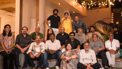 राजामौली, प्रभास और बाहुबली टीम ‘बाहुबली: द एपिक’ के पोस्टर के साथ