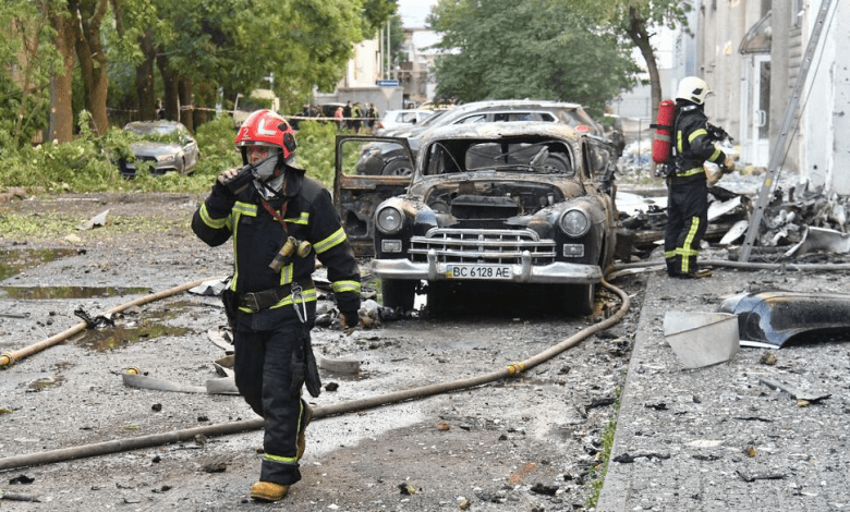 रूसी ड्रोन और मिसाइल हमले के बाद यूक्रेन में ध्वस्त इमारत का दृश्य