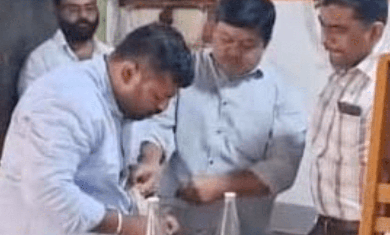 सेंधी में मिलावट की जांच के लिए आबकारी पुलिस की छापेमारी, सैंपल जब्त