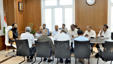 सचिवालय में सिंचाई परियोजनाओं की समीक्षा करते मंत्री उत्तम रेड्डी