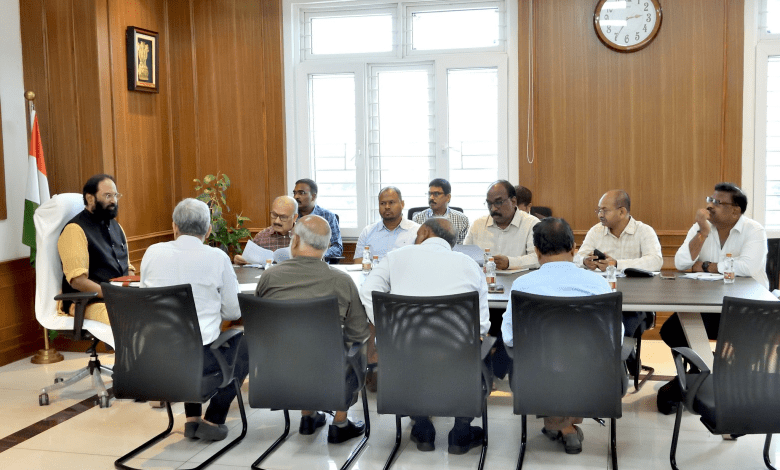 सचिवालय में सिंचाई परियोजनाओं की समीक्षा करते मंत्री उत्तम रेड्डी