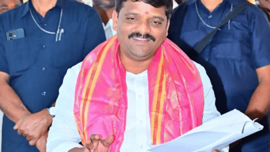 तीनमार मल्लन्ना कार्यालय में तोड़फोड़ के बाद गनमैन गश्त पर खड़ा।