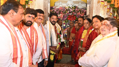 तेलंगाना मुख्यमंत्री रेवंत रेड्डी उज्जयिनी महाकाली मंदिर में पूजा करते हुए।