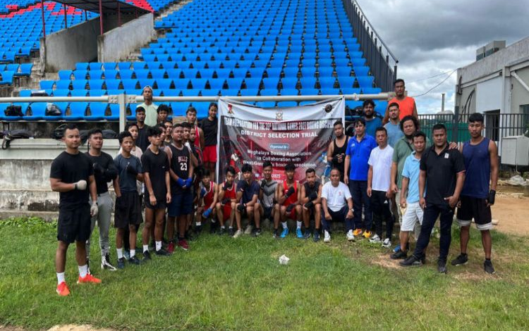 मेघालय में शूटिंग ट्रायल में निशानेबाज लक्ष्य साधते हुए।